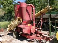 (933) New Holland Model 352 Feed Mill