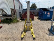 SUMNER  2124 24 FT  SN: 32823 MATERIAL LIFT