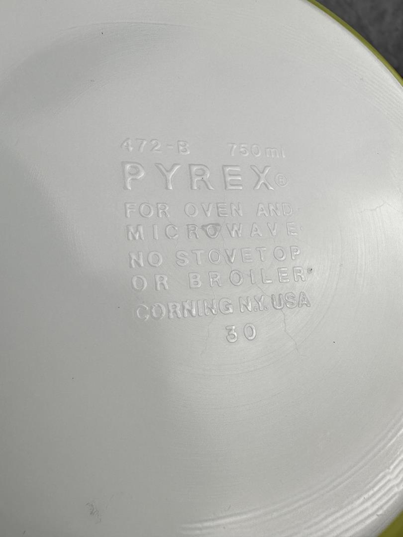 Pyrex Crazy Daisy Casserole Dish 472B
