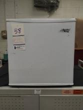 ARTIC KING UPRIGHT FREEZER - MODEL AUFM011AEW