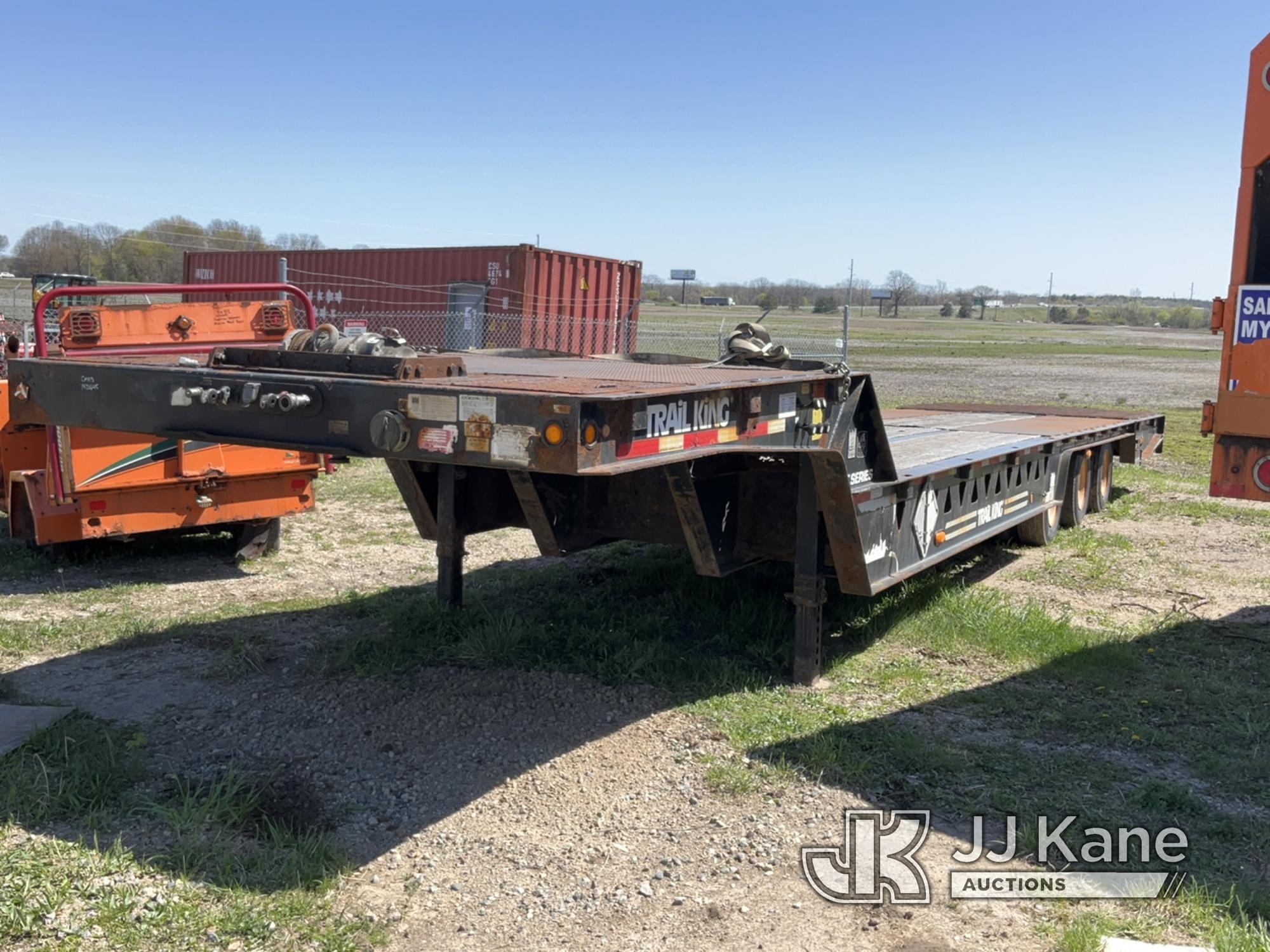 (Charlotte, MI) 2008 Trail King TK110HT Tri-Axle Hydraulic Dove Tail Trailer