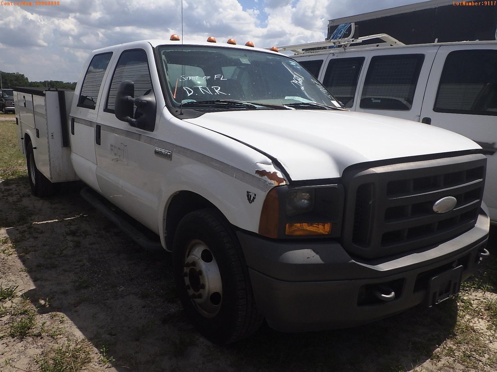 5-09117 (Trucks-Utility 4D)  Seller: Florida State D.O.T. 2005 FORD F350