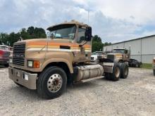 2007 Mack CHN613 showing 487,028 mi, 17,518 hrs / runs