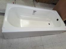 Bootz Industries (Appears to have Some Enamel Chips) Maui 60 in. x 30 in. Soaking Bathtub with Right