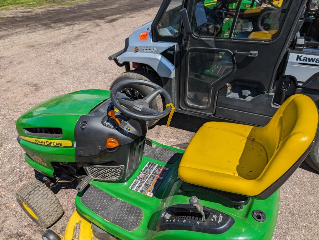 John Deere LA120 Lawn Tractor