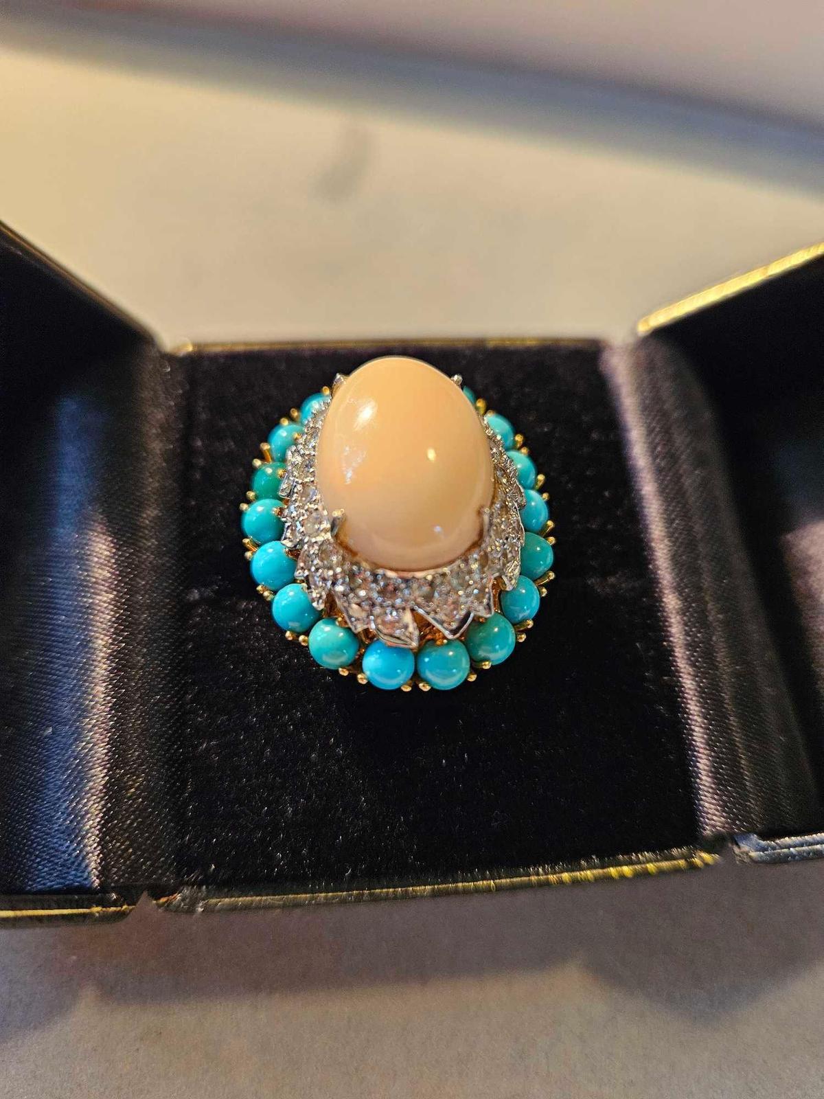 Lady's 18k yellow gold ring with pink coral, turquoise