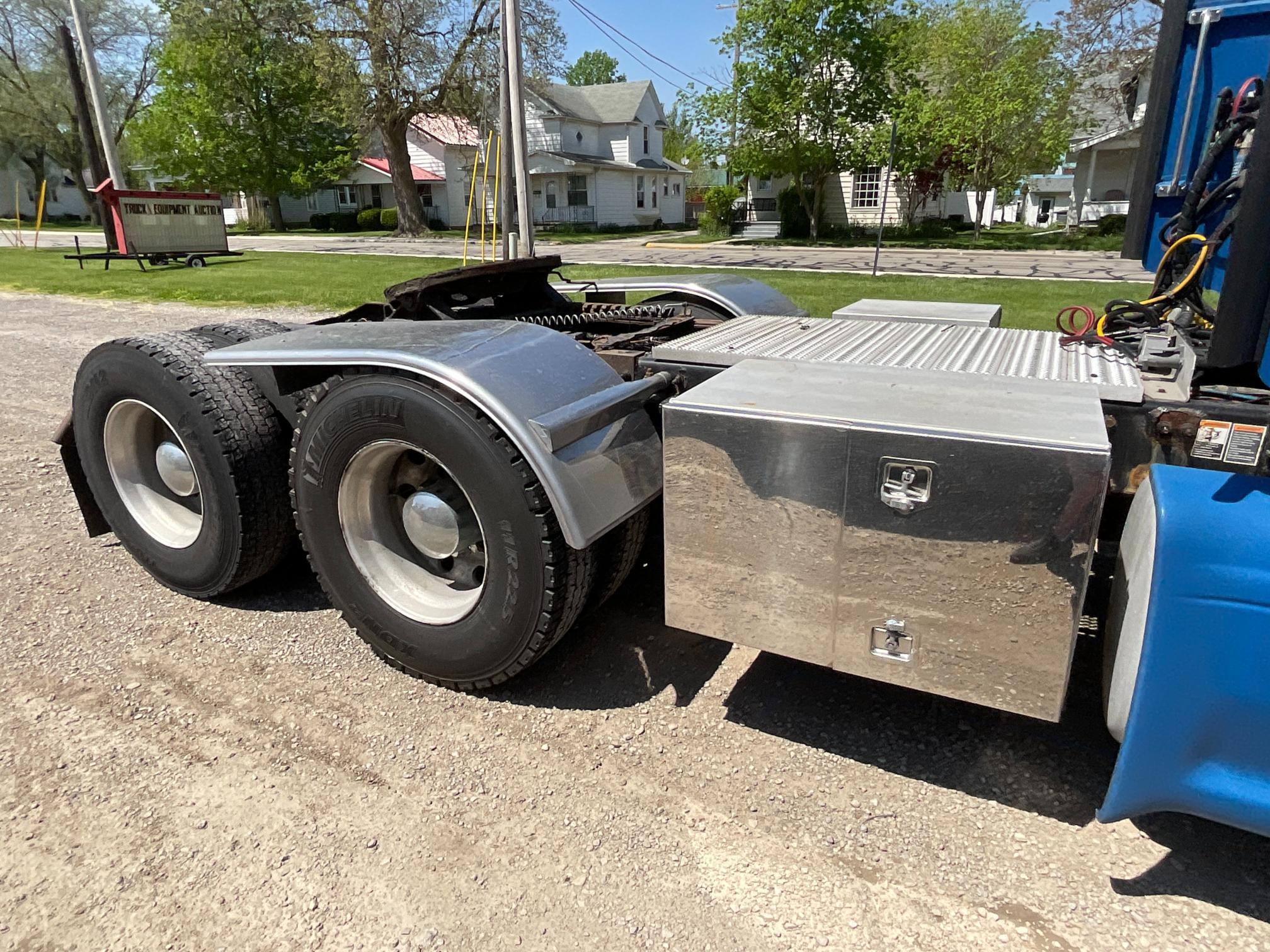 2013 Peterbilt 384 Sleeper